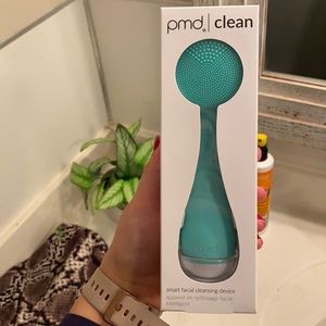 FREE SHIPPING!! PMD cleaning face brush teal